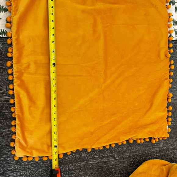 Set of 4 26x26 Velvet Throws with pompoms-cases only - Picture 2 of 4